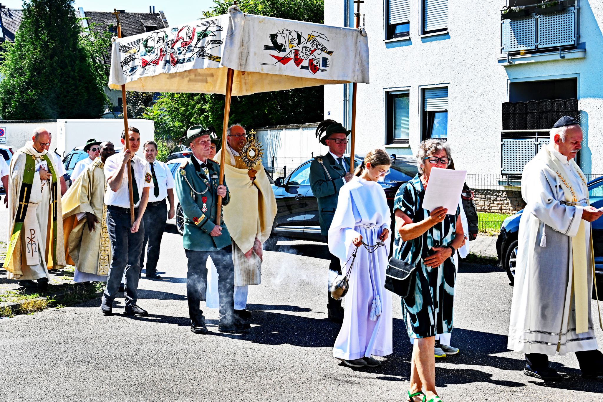 Fronleichnamsprozession in St. Konrad mit Himmel
