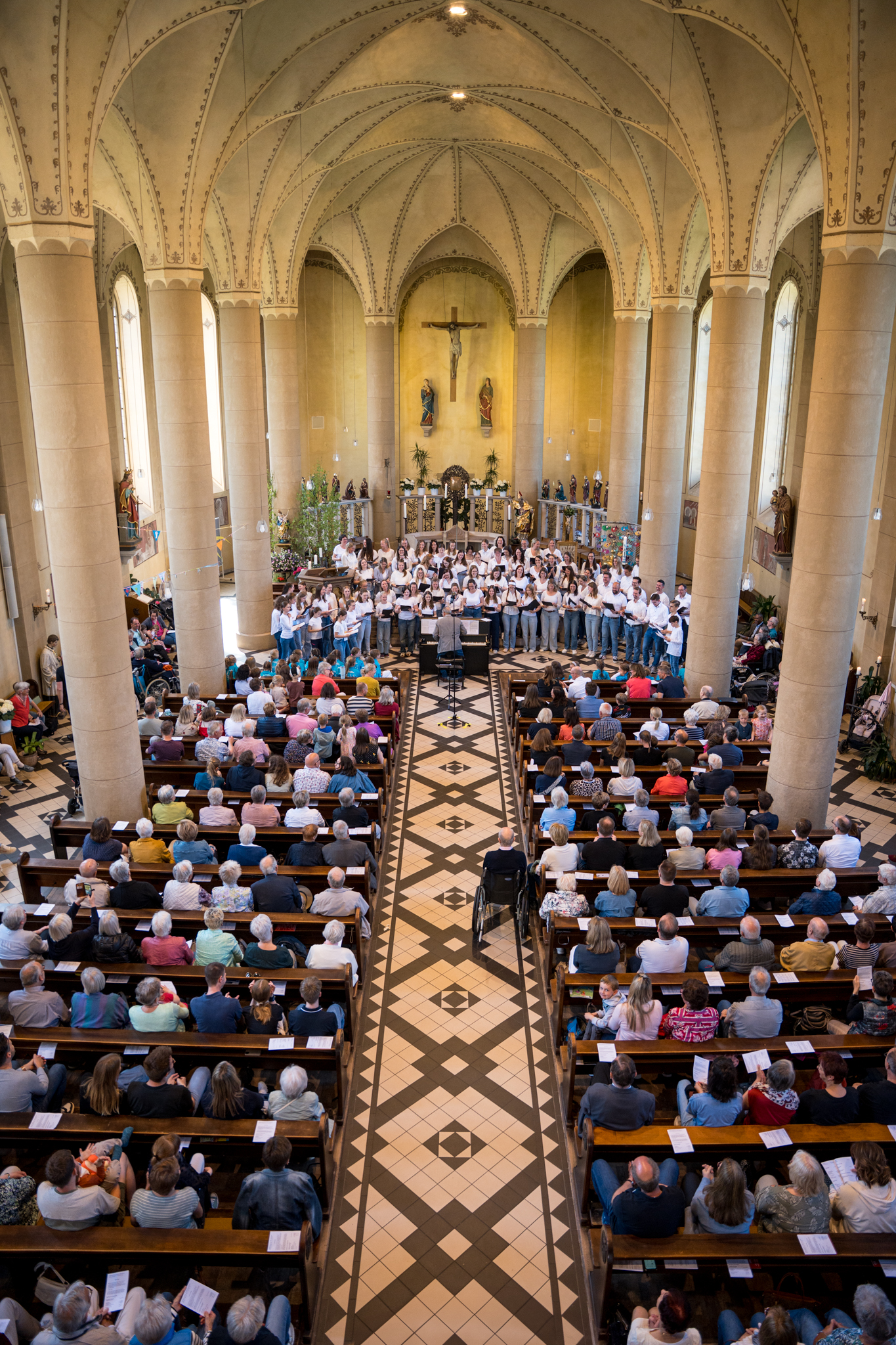 Bild vom Konzert des Jugendchores von der Empore aus gesehen